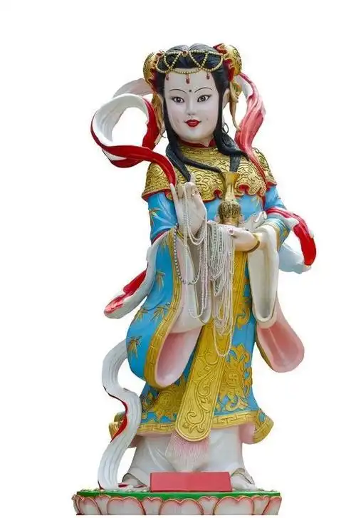 龙女原是东海龙王的小女儿,生得眉清目秀,聪明伶俐,深得龙王的宠爱.