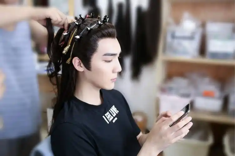 据悉,演员曹煜辰近期一直忙于拍摄古装武侠电视剧《听