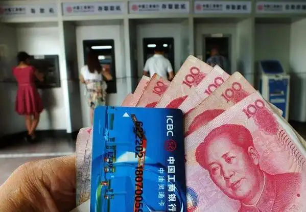 通过手机即可完成各类支付操作,不再需要携带大量现金出门购物.