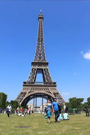 埃菲尔铁塔(eiffel tower)矗立在法国巴黎的战神广场,是法国文化象征
