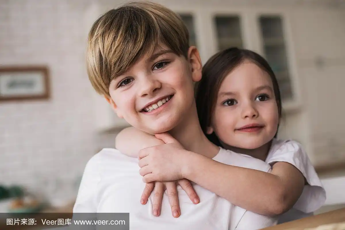 快乐的孩子们在室内互相拥抱的照片