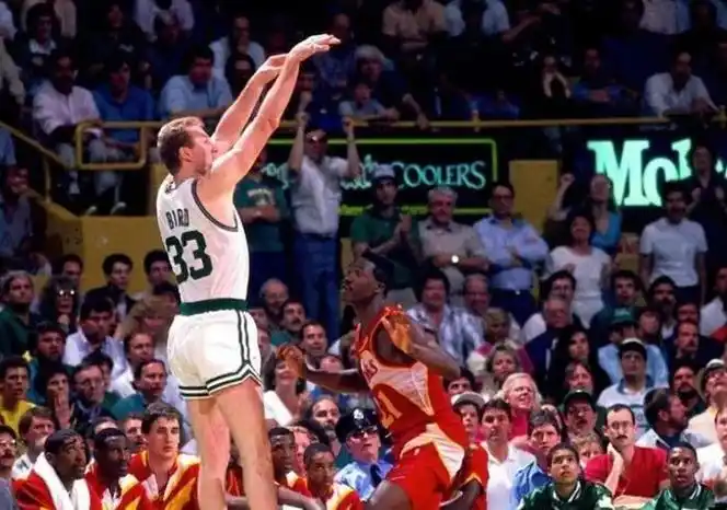 拉里伯德生涯最重要的荣耀是3年mvp,历史上仅有他能够做到