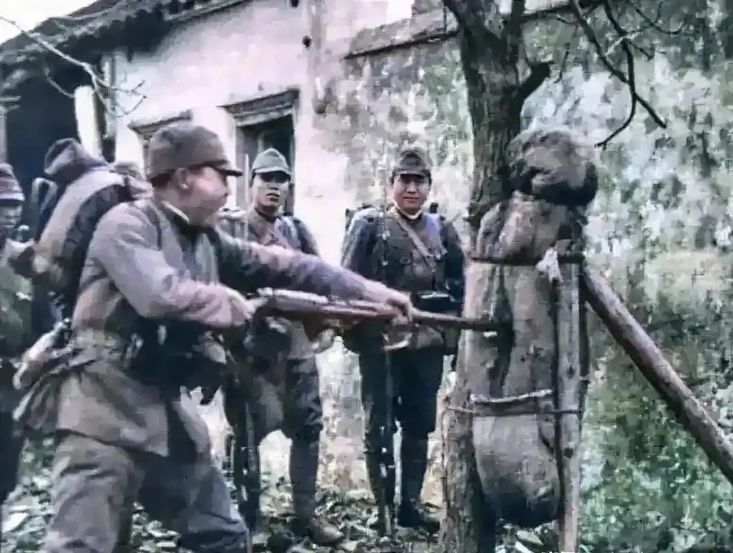 这是1937年,日本鬼子入侵南京城时拍摄的一张照片.