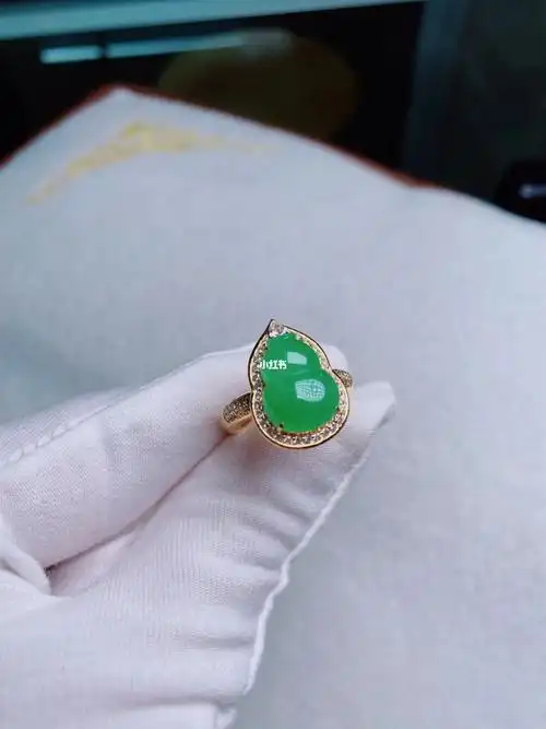 18k金满绿翡翠葫芦戒指