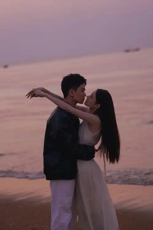 谁能拒绝氛围感呢.分享一组超爱滴情侣写真 #氛围感 #海边拍 - 抖音