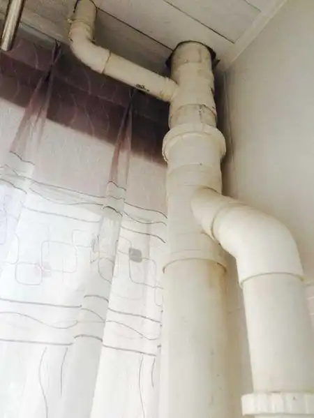 为什么二楼会有两根下水管,一大一小一直延伸到一楼,阳台,厨房,厕所都