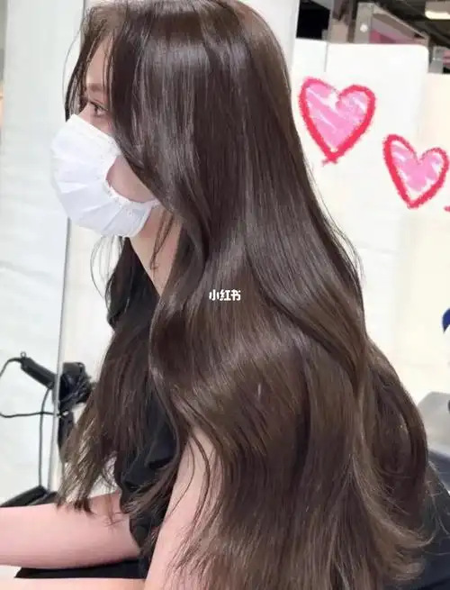 重咖啡色,褐色相近的一种高级显白不挑肤色颜色06巧克力色头发是