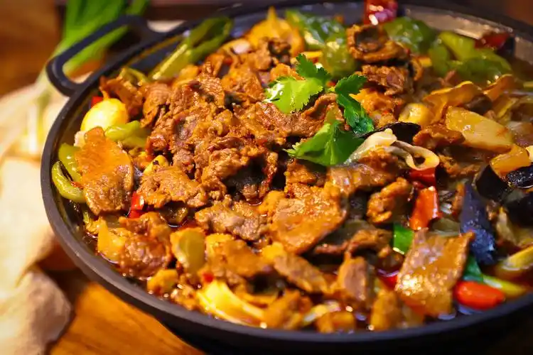 央视给你推荐的特色美食,牛肉火锅,一口吃到荆州味