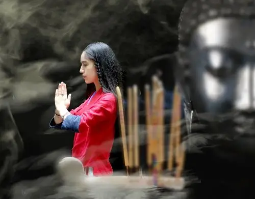 谁知道这张图片上的女的叫什么名字!