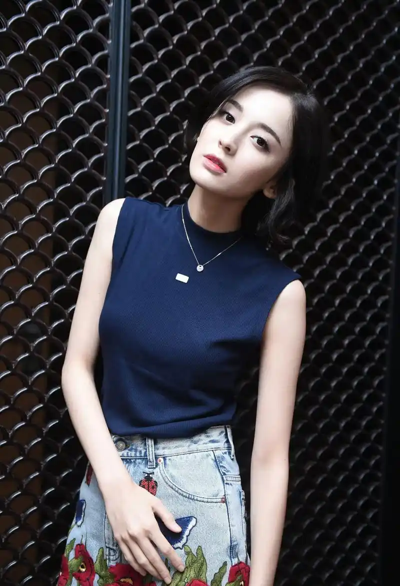 古力娜扎,黑色无袖上衣搭配牛仔短裙,短发干练迷人!