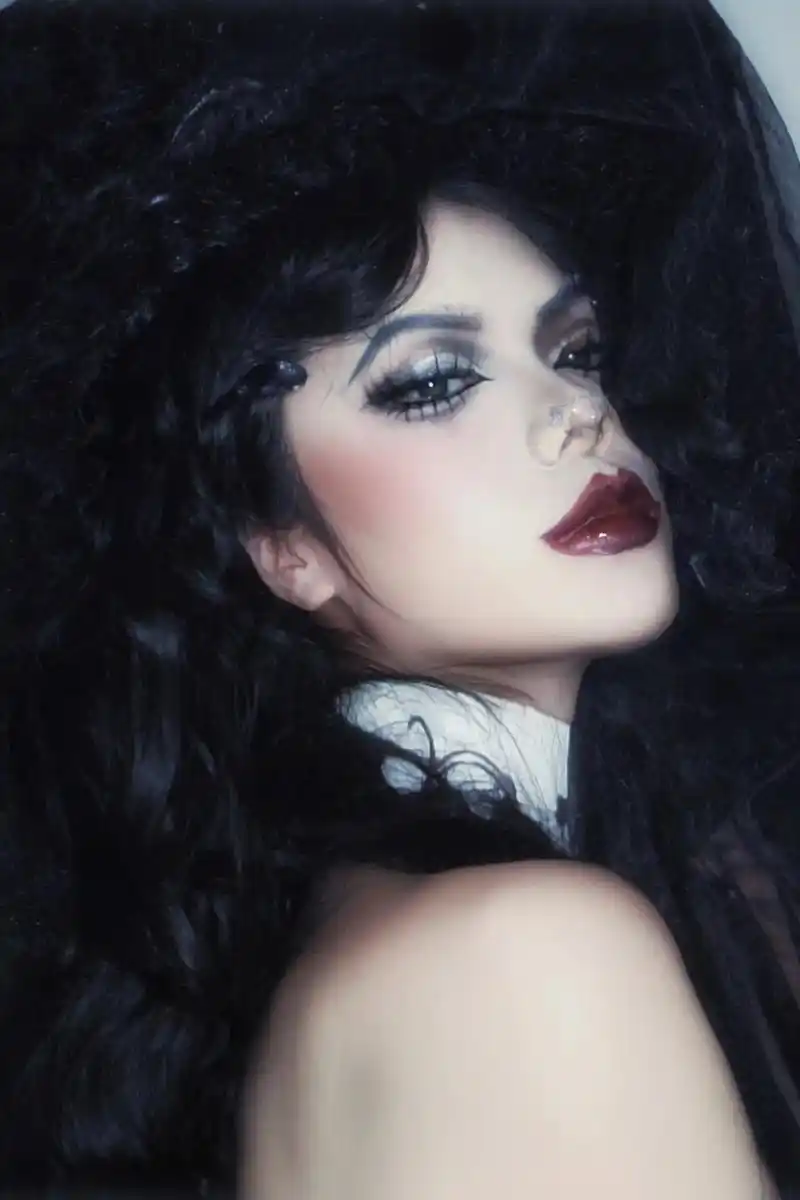 红唇无眼线复古妆容 聚会这样画!