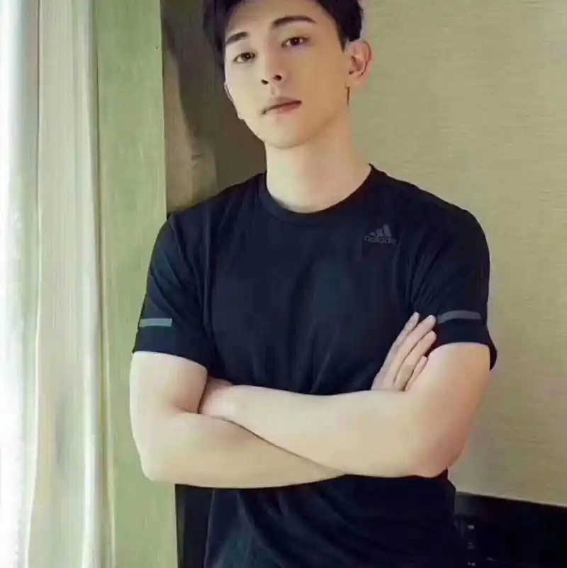 邓伦帅不帅!帅不帅!adidas阿迪达斯 男士黑色速干短袖