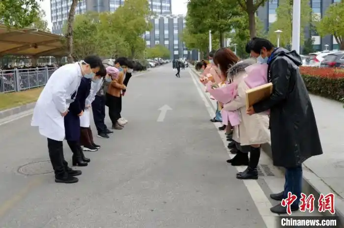 图为:医院负责人向医护人员们鞠躬致谢.恩泽医疗供图