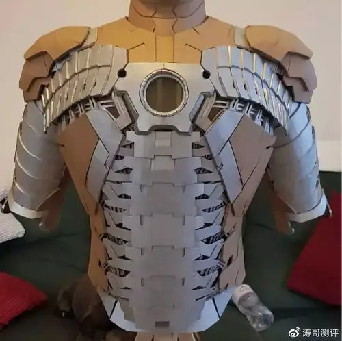 用硬纸板做的11钢铁侠盔甲还能发光这位小哥简直神了