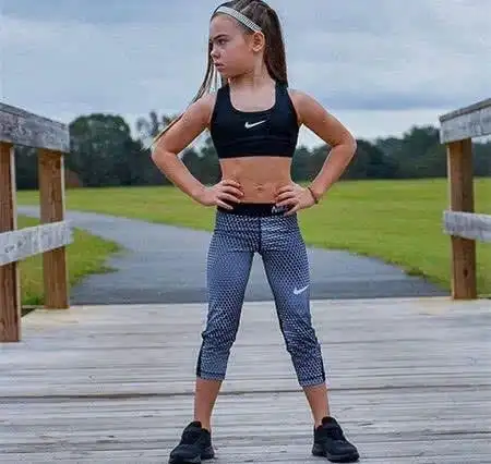 6块腹肌的小女孩年仅8岁就已经是健身领域的小前辈