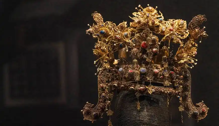 原创400多年前的明代金凤冠精美绝伦