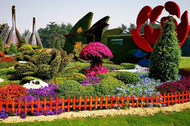 庆祝100周年主题绿雕立体花坛造型绿化景观惊艳亮相_中都园艺