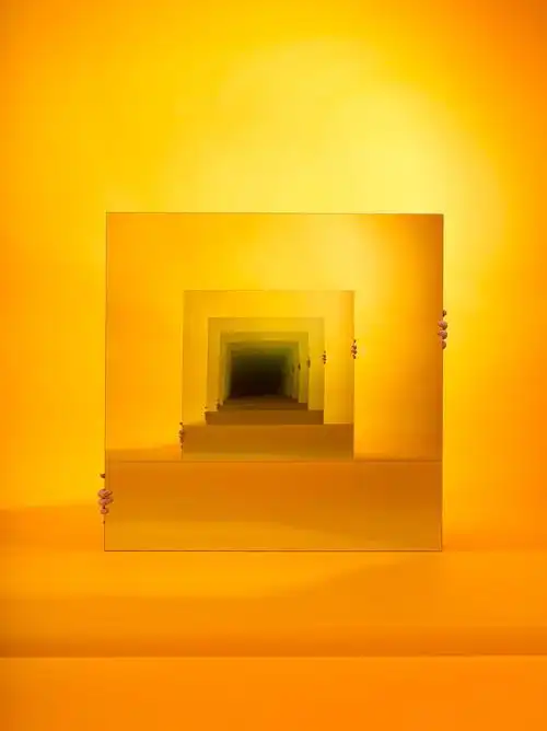 纽约艺术家sarahmeyohas用镜子做出的无限隧道