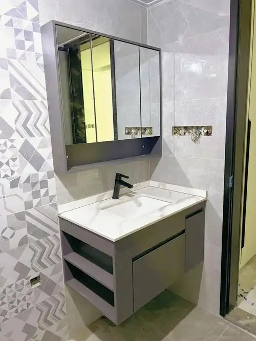 浴室镜柜安装完成.