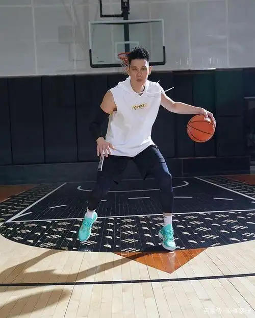 北京的林书豪今日再度更新了instagram,晒出了一张全新的疗伤照片和