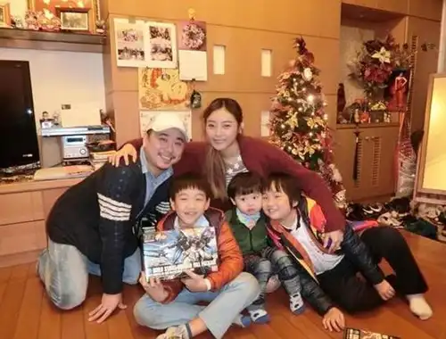 小彬彬一家五口曾幸福甜蜜