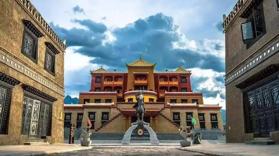 格萨尔王城位于甘孜县城东南部,建于格萨尔史诗"霍岭大战"遗址之上.