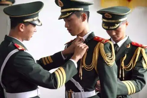 2018年换发新式武警军装