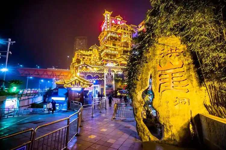重庆洪崖洞,原来真的是个"洞",难怪能一直火爆,你来过吗?