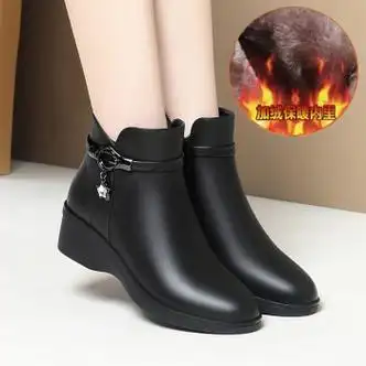 棉鞋秋冬季新款女士短靴子坡跟软底加绒大码防滑中老年皮鞋黑色加绒35