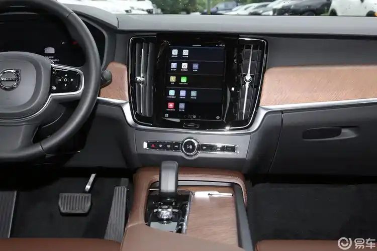 详情>先来看下沃尔沃s90的外观,沃尔沃s90前脸造型看起来较为霸气有型