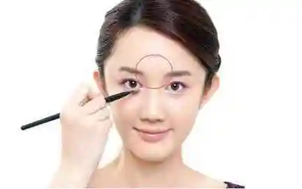 女人川字纹的面相好吗眉间纹是面部皱纹中一种常见的表情纹,随着年龄