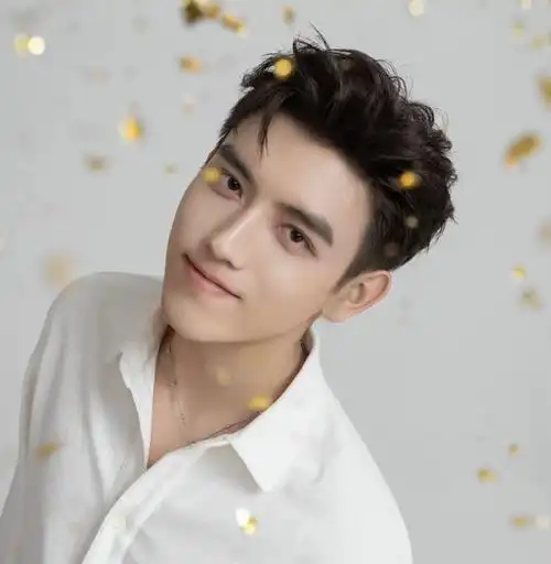 最近陈飞宇的某位圈内女友又有联系了,听说这位小花还有找他复合的