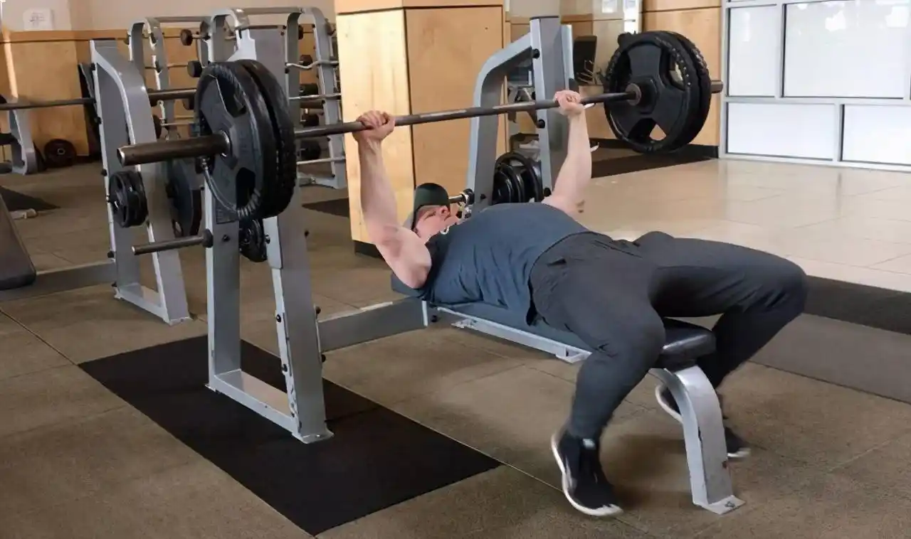 杠铃卧推动作,胸部训练的经典动作,了解杠铃卧推,提高胸部效率