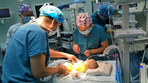 接好地气 写美篇在外科医生紧张的手术中,麻醉医生及新生儿科医生正