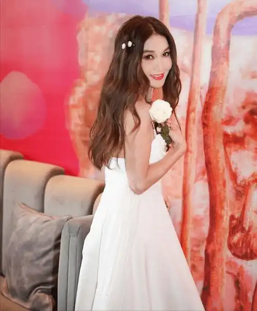 4月28日,温碧霞从香港飞到临沂参加某盛典明星演唱会活动,与杨钰莹