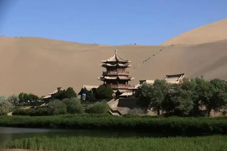 【夏游敦煌】月牙泉景区人流如织 游人骑骆驼赏大漠风光