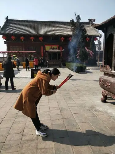 向不同的方位拜三拜!许愿祈祷!