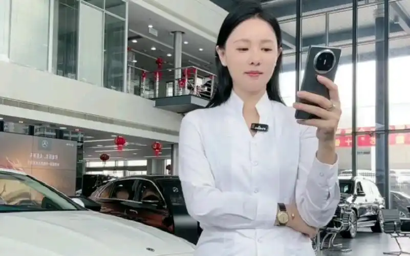 【奔驰女销售】又成熟又年轻的小姐姐.