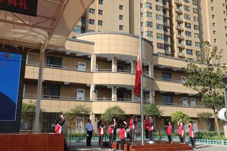 典礼上,杨重寅书记代表学校对刚刚融入远东二小这个大家庭的一年级