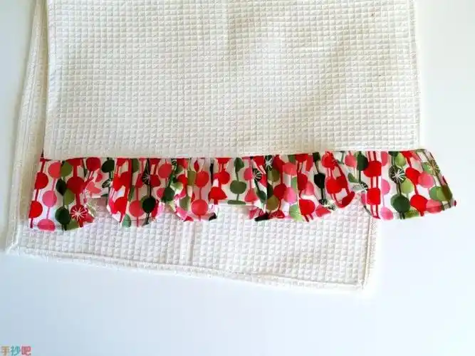 第二个褶皱花边放在第一个花边之上,缝制到干抹布上.