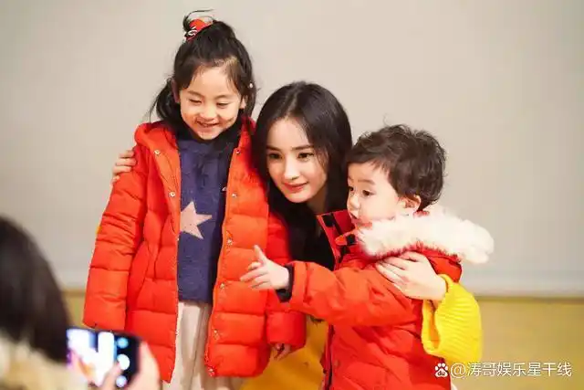 网友看到了杨幂与小糯米最近的同框照片,觉得小糯米长得与童年时期的