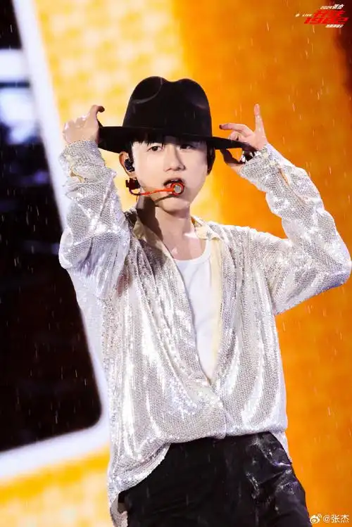 张杰演唱会大屏上的一家三口