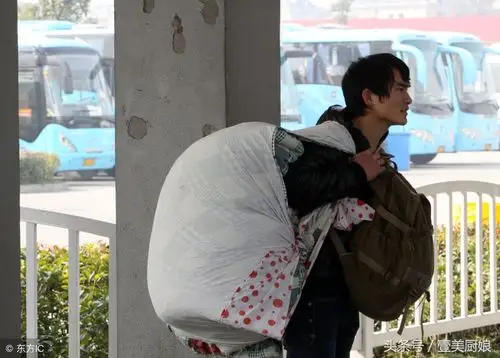 实拍春运路上扛着行李农民工蛇皮袋旅行包行李箱你看他们好累