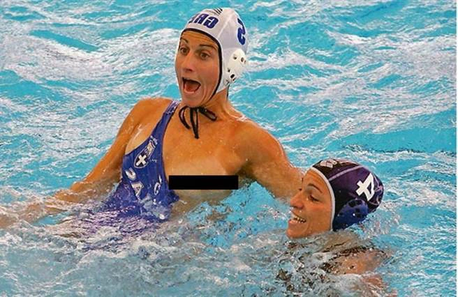 奥运最残暴运动女子水球拉掉对方泳衣