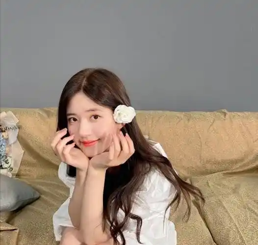 女明星美甲图鉴,赵露思最爱裸色,杨幂堪称红色控,戚薇风格更百变_款式