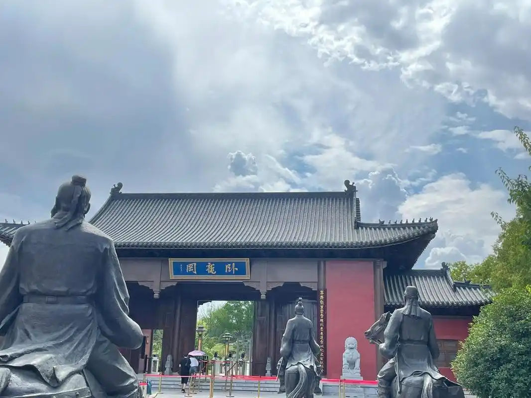 南阳武侯祠 亮点:三顾茅庐99 	 "臣本布衣,躬耕于南阳"-诸葛亮的