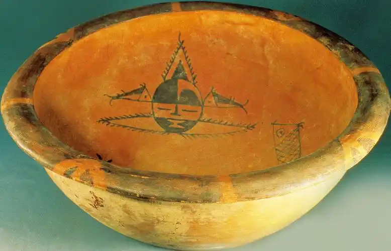 半坡遗址人面鱼纹彩陶盆