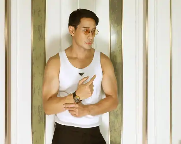 45岁泰星pong拍大片床上大秀腹肌