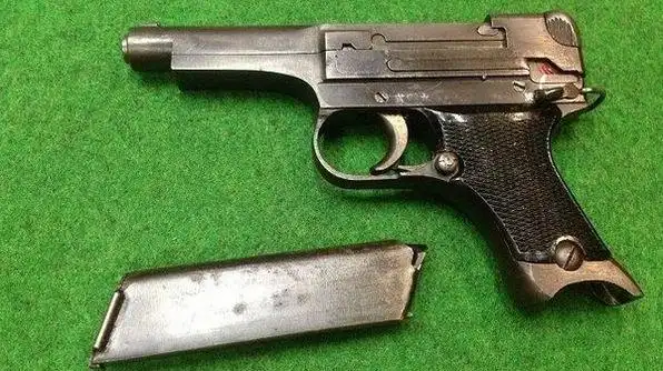 二战最烂的手枪非他莫属:可以不扣扳机打响的日军94式手枪