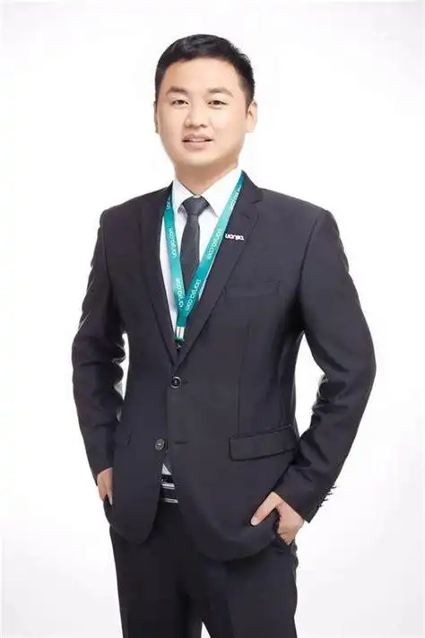 房产经纪人正装男